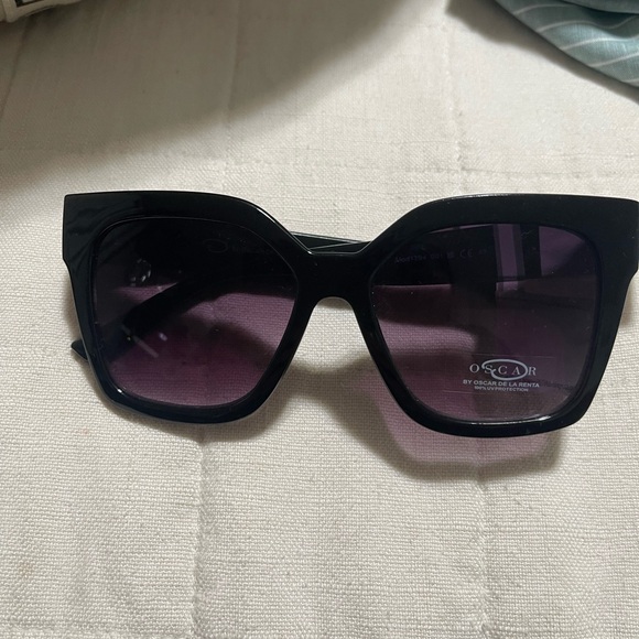 Oscar de la renta black sunglasses - Picture 2 of 6